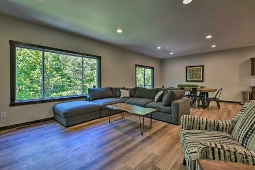 Modern Nisswa Escape With Deck Near Gull Lake!