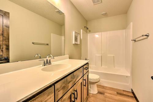 Modern Nisswa Escape With Deck Near Gull Lake!