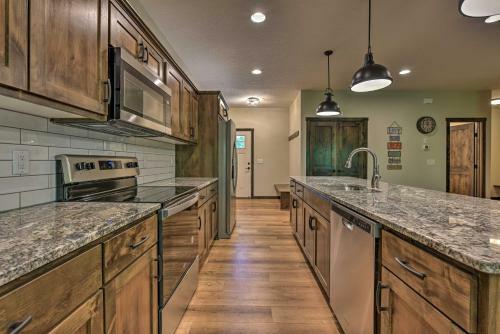 Modern Nisswa Escape With Deck Near Gull Lake!