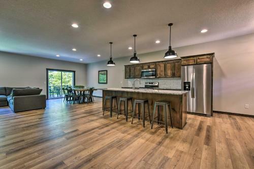 Modern Nisswa Escape With Deck Near Gull Lake!