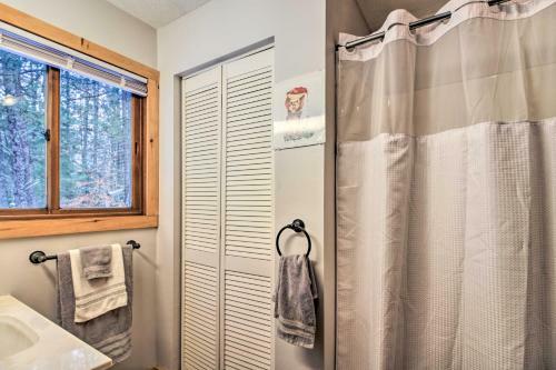 Red Pine Ridge Cabin - Walk To Potato Lake!