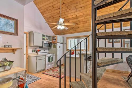 Red Pine Ridge Cabin - Walk To Potato Lake!