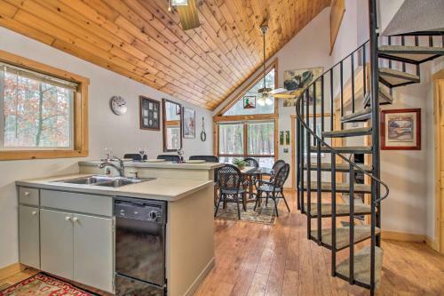 Red Pine Ridge Cabin - Walk To Potato Lake!