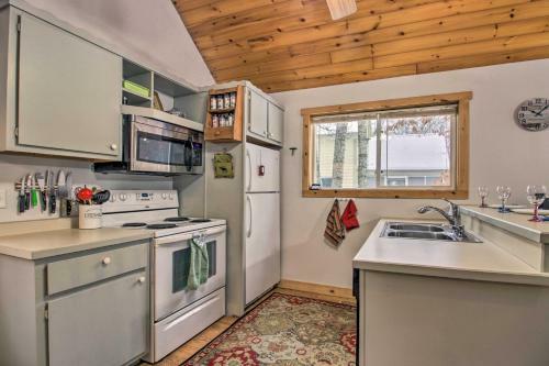 Red Pine Ridge Cabin - Walk To Potato Lake!