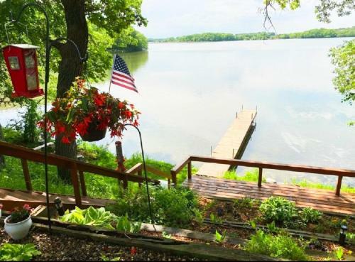 Modern Lake Cabin Getaway With City Convenience