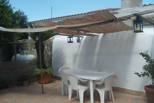 Little House With Yard And Bbq In Procida Island