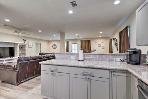 Spacious Gulfport Home With Yard 1 Mi To Beach