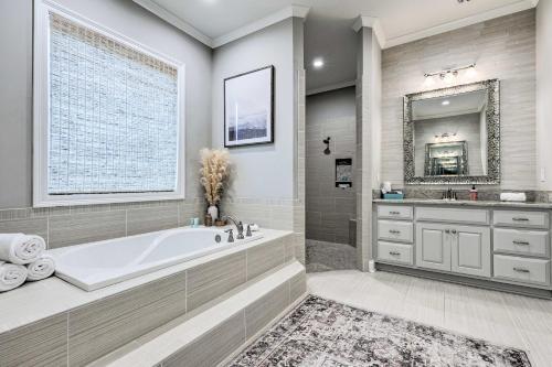 Gulfport Retreat With Yard - Walk To Beach!