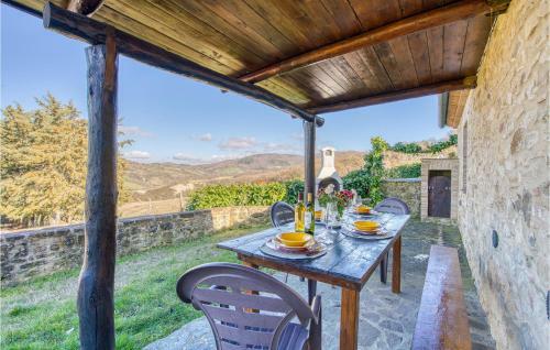 Beautiful Apartment In Radicondoli With 3 Bedrooms