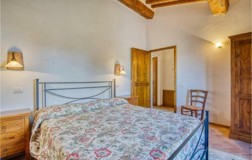 Beautiful Apartment In Radicondoli With 3 Bedrooms
