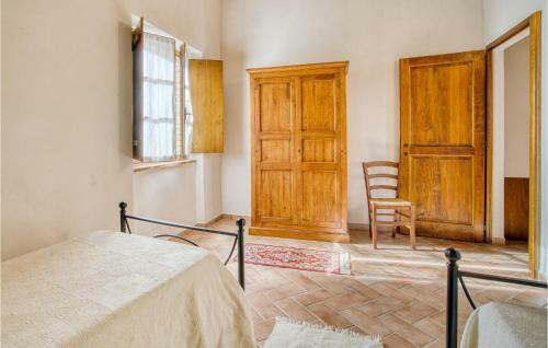 Beautiful Apartment In Radicondoli With 3 Bedrooms