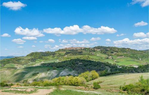 Beautiful Apartment In Radicondoli With 3 Bedrooms