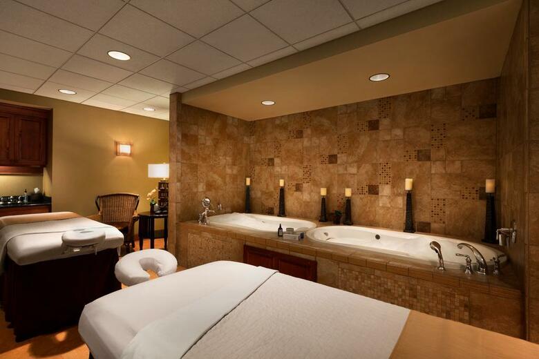 Hotel Chateau On The Lake Resort Spa