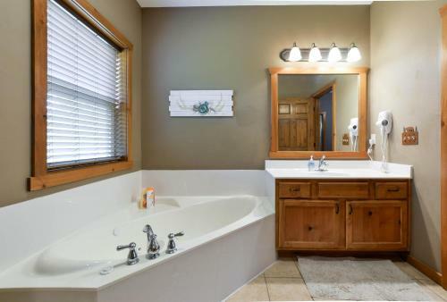 Coyote Cabin - Excellent Location - 6 Master Suites - Outdoor Pool