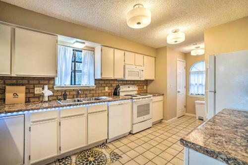 Apartamento Sunny Condo With Balcony And Community Amenities!