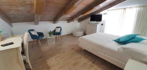 Hostal Duomo Attic (rooms)