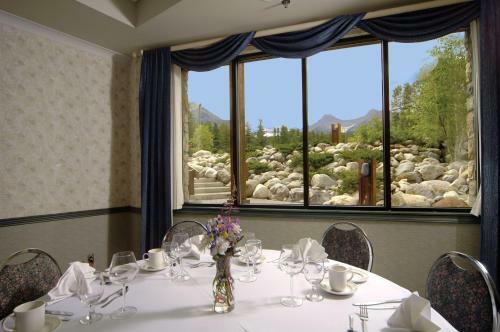 Hotel Lake Louise Inn