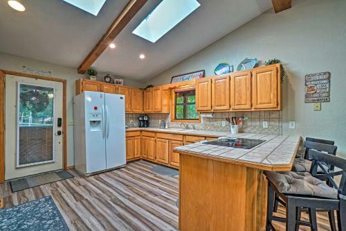 Home With Large Deck On Table Rock Lake!