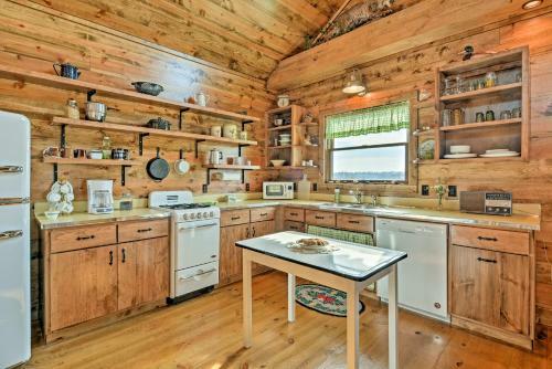 Greenfield Cabin With Screened-in Porch And Fire Pit!