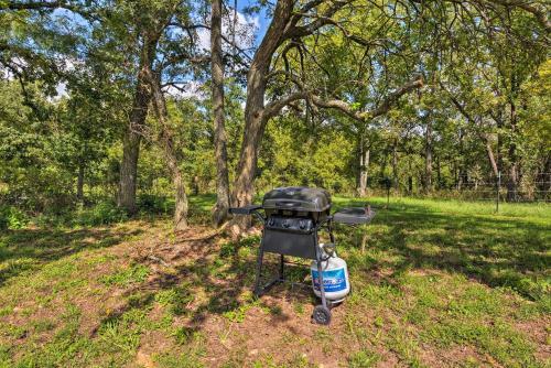Greenfield Cabin With Screened-in Porch And Fire Pit!