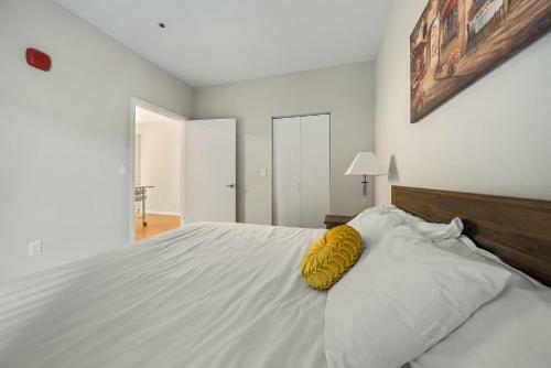 Upscale 2 Bedroom Stay With Rooftop Pool And Hot Tub! 326