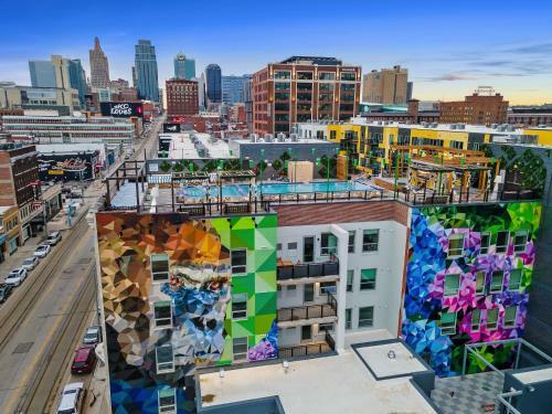 Upscale 2 Bedroom Stay With Rooftop Pool And Hot Tub! 402