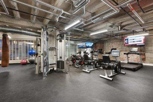 Upscale 2 Bedroom Stay With Rooftop Pool And Hot Tub! 402