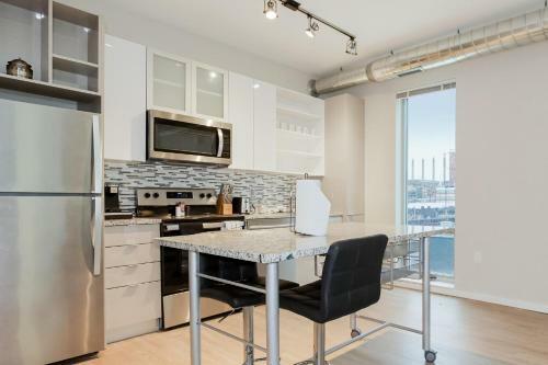 Upscale 2 Bedroom Stay With Rooftop Pool And Hot Tub! 402