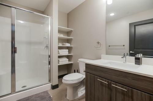 Beautiful Spacious 3 Bed Condominium 608