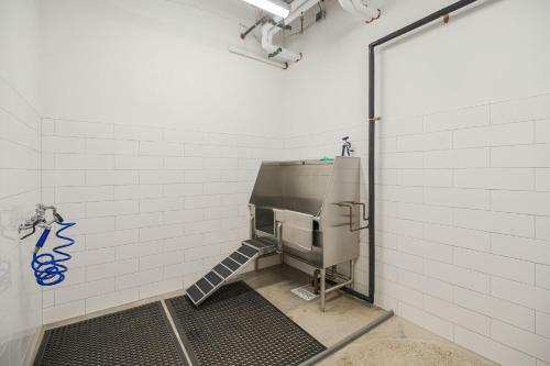 Beautiful Spacious 3 Bed Condominium 608
