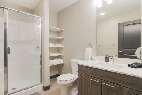 Beautiful Spacious 3 Bed Condominium 408
