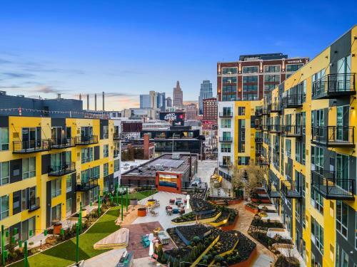 Upscale 2 Bedroom Stay With Rooftop Pool And Hot Tub! 526