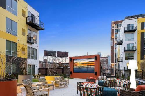 Upscale 2 Bedroom Stay With Rooftop Pool And Hot Tub! 526