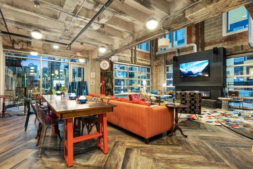 Upscale 2 Bedroom Stay With Rooftop Pool And Hot Tub! 526