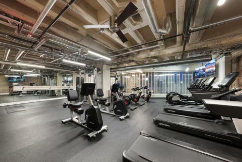 Upscale 2 Bedroom Stay With Rooftop Pool And Hot Tub! 526
