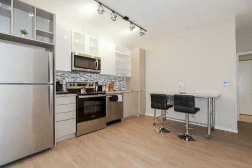 Upscale 2 Bedroom Stay With Rooftop Pool And Hot Tub! 526