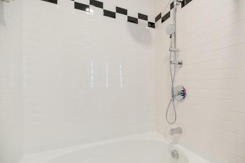 Upscale 2 Bedroom Stay With Rooftop Pool And Hot Tub! 526