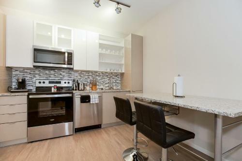 Upscale 2 Bedroom Stay With Rooftop Pool And Hot Tub! 526