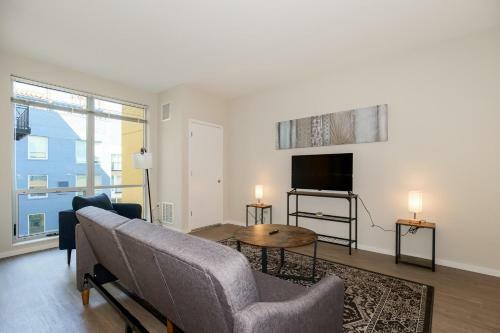 Upscale 2 Bedroom Stay With Rooftop Pool And Hot Tub! 526
