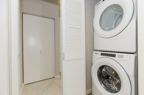 Upscale 2 Bedroom Stay With Rooftop Pool And Hot Tub! 526