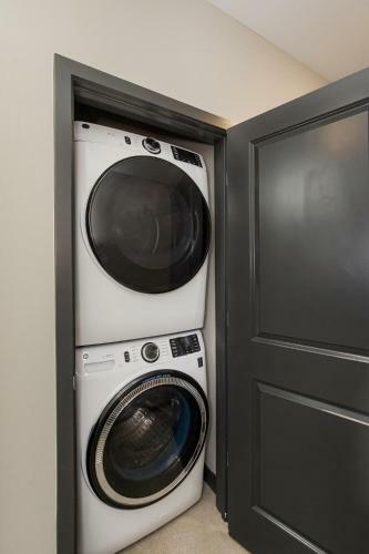 Beautiful Spacious 3 Bed Condominium 901