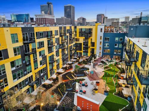 Upscale 2 Bedroom Stay With Rooftop Pool And Hot Tub! 426
