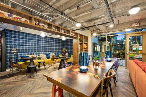 Upscale 2 Bedroom Stay With Rooftop Pool And Hot Tub! 426