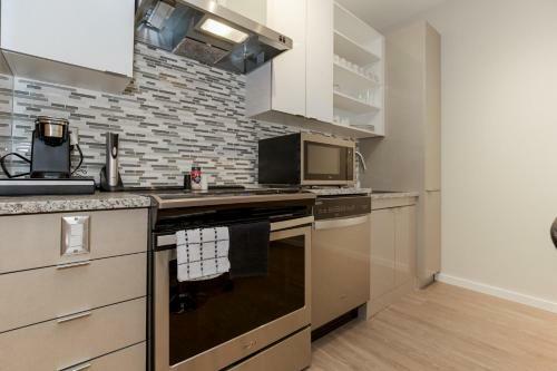 Upscale 2 Bedroom Stay With Rooftop Pool And Hot Tub! 426