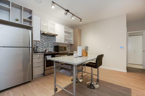 Upscale 2 Bedroom Stay With Rooftop Pool And Hot Tub! 426