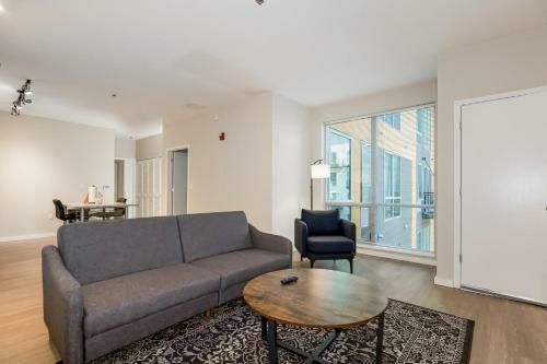 Upscale 2 Bedroom Stay With Rooftop Pool And Hot Tub! 426