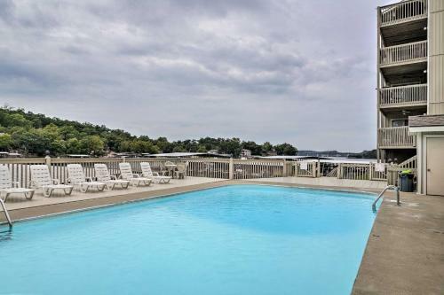Apartamento Osage Beach Condo With Pool And Lake Ozark Views!