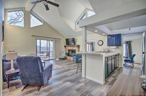 Sun-dappled Osage Beach House With Sun Porch!