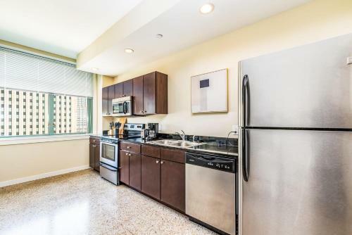 Spacious Condo With Great Sky Roof By Cozysuites