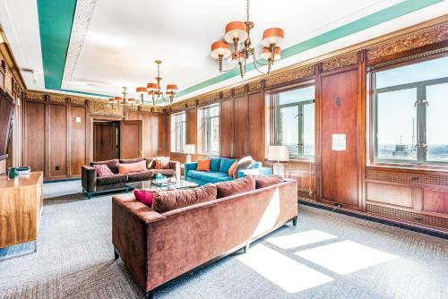 Spacious Condo With Great Sky Roof By Cozysuites